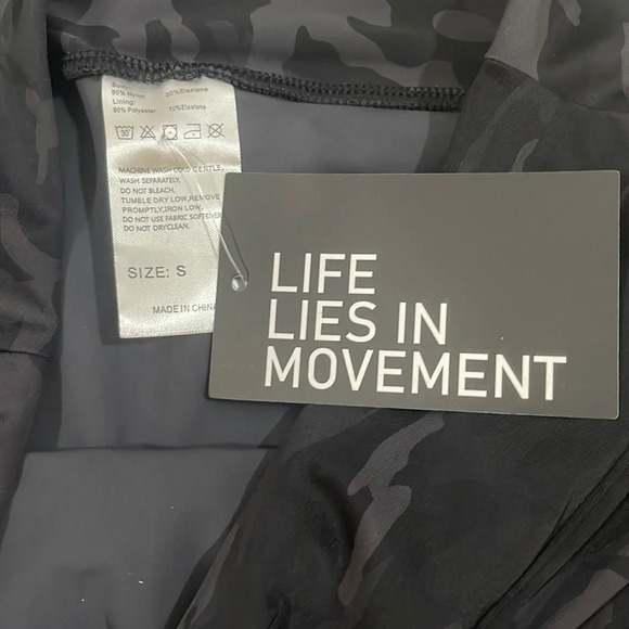 Women’s camouflage shorts Small - Picture 2 of 3